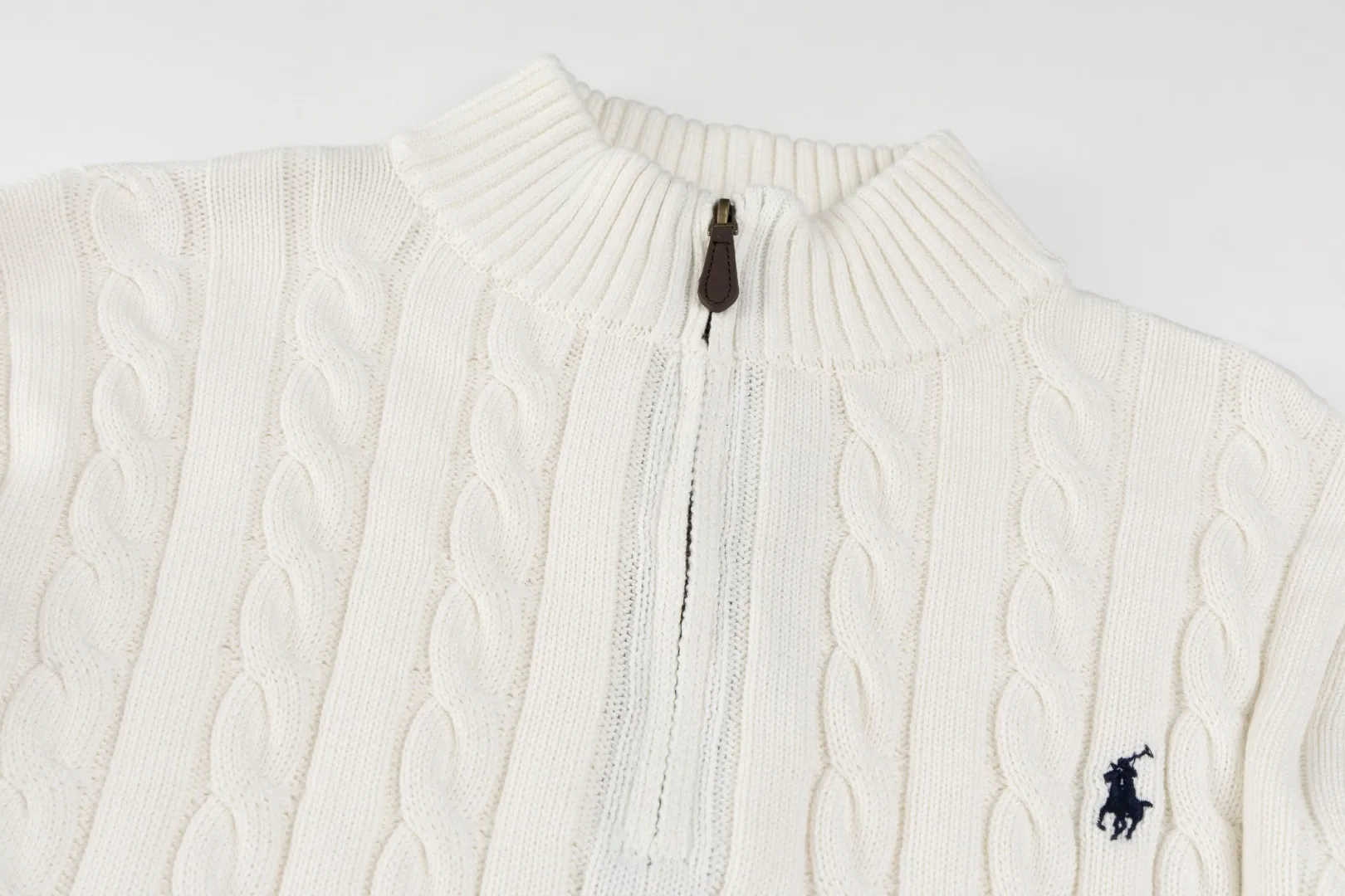 P236 #R92 RALPH LAUREN Ralph Lauren fifteen colors classic small label embroidery logo turtleneck pullover half-zip knitted cable sweater with high-density LOGO embroidery on the chest and original customized tag accessories. Made of pure cotton yarn, pure cotton is skin-friendly and comfortable, small label war horse embroidered twist turtleneck sweater 🐎 high quality, follow the blogger to learn how to wear it! Let’s buy a Ralph Lauren cable sweater. It’s a super hard-to-find series after it became popular. It’s hard to find one on the official website. It’s simple and practical to wear, with a lazy and loose feel. The thickened fabric has more texture, feels soft and delicate, and has a loose fit. Whether worn alone or layered, you can wear different styles of fashion with just one piece!   Size：XS S M L